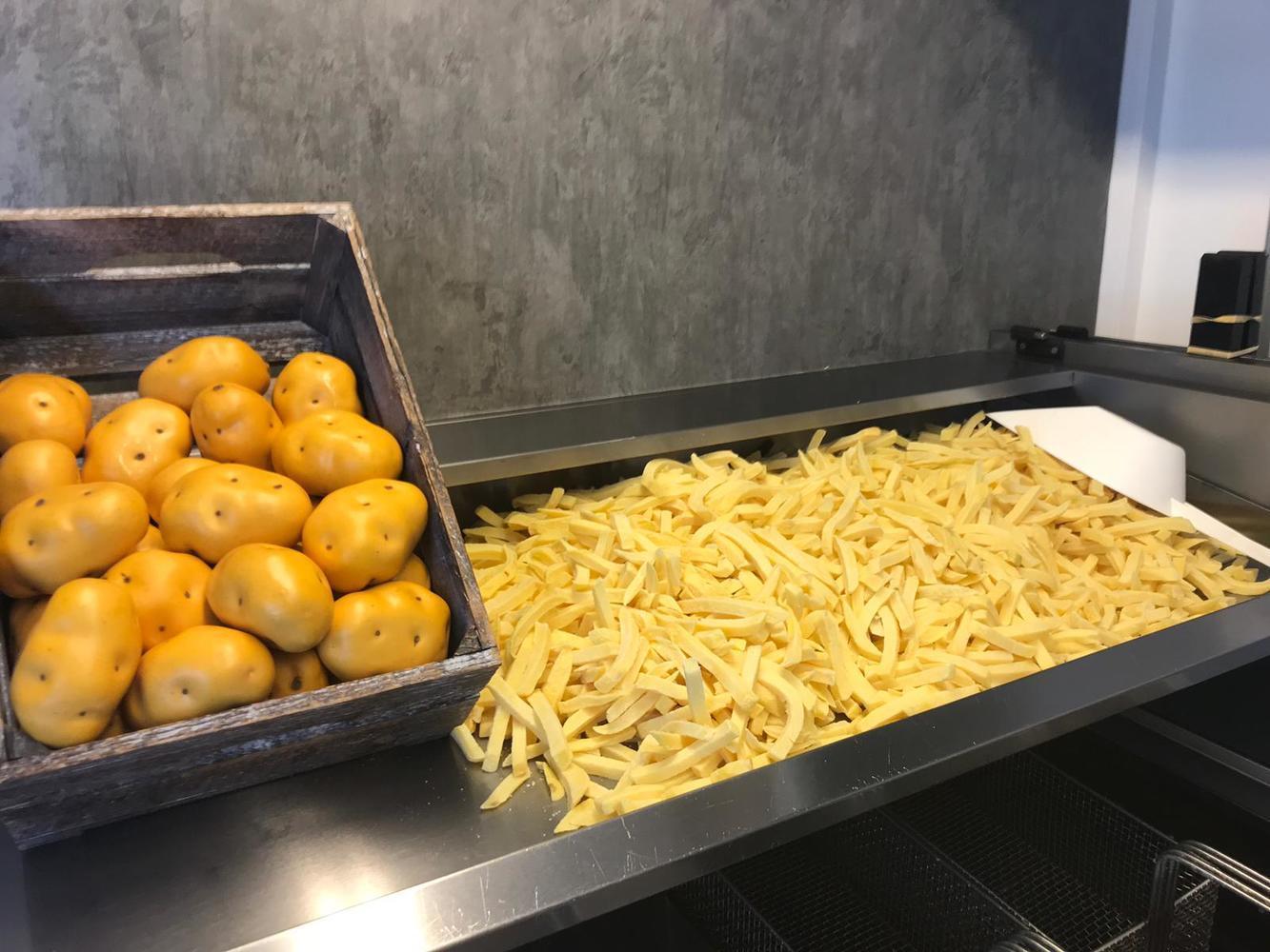 https://frietfestijn.nl/wp-content/uploads/2023/01/afbeelding-friet-met-aardappels-in-een-bak.jpeg