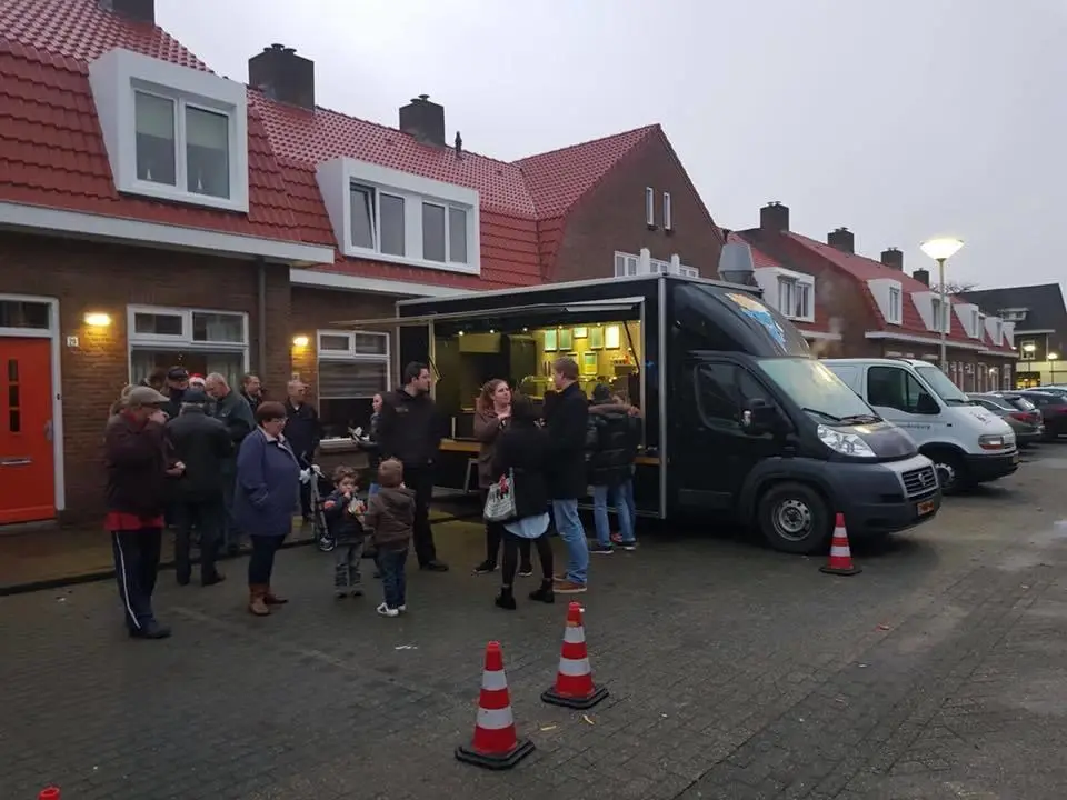 https://frietfestijn.nl/wp-content/uploads/2023/01/frietwagen-op-oprit-met-mensen-ervoor-1.jpg